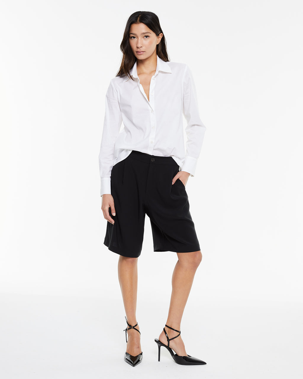 Short largo tipo sastre con pliegues delanteros