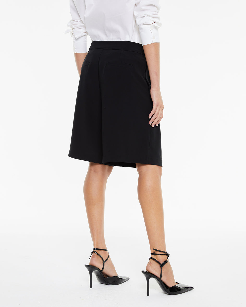 Short largo tipo sastre con pliegues delanteros