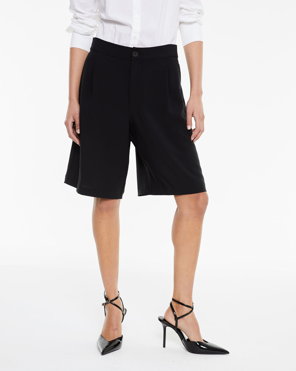 Short largo tipo sastre con pliegues delanteros