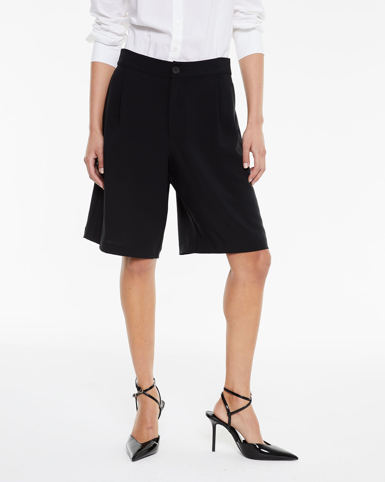 Short largo tipo sastre con pliegues delanteros