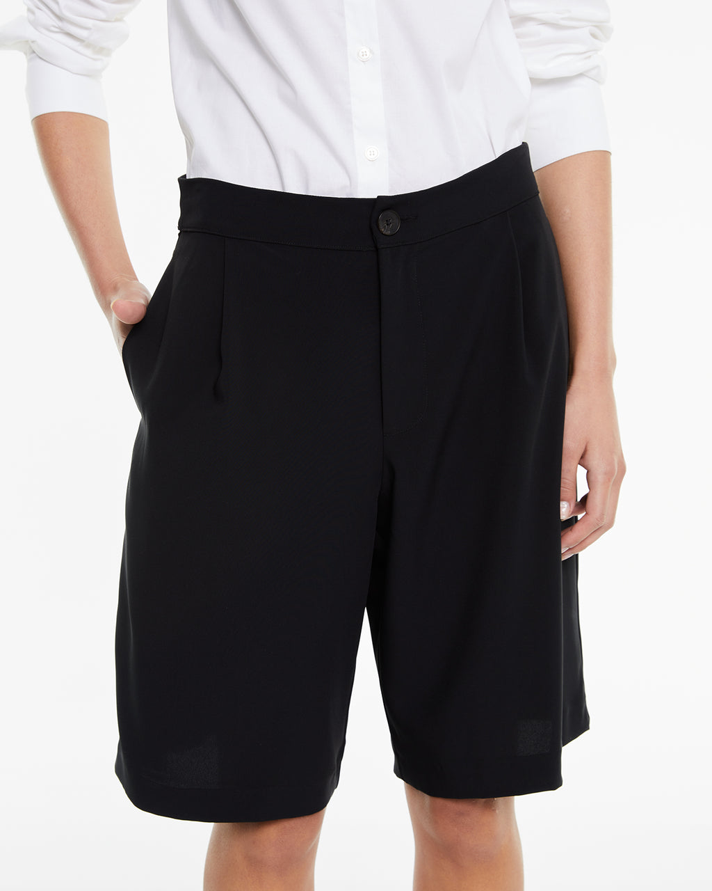 Short largo tipo sastre con pliegues delanteros