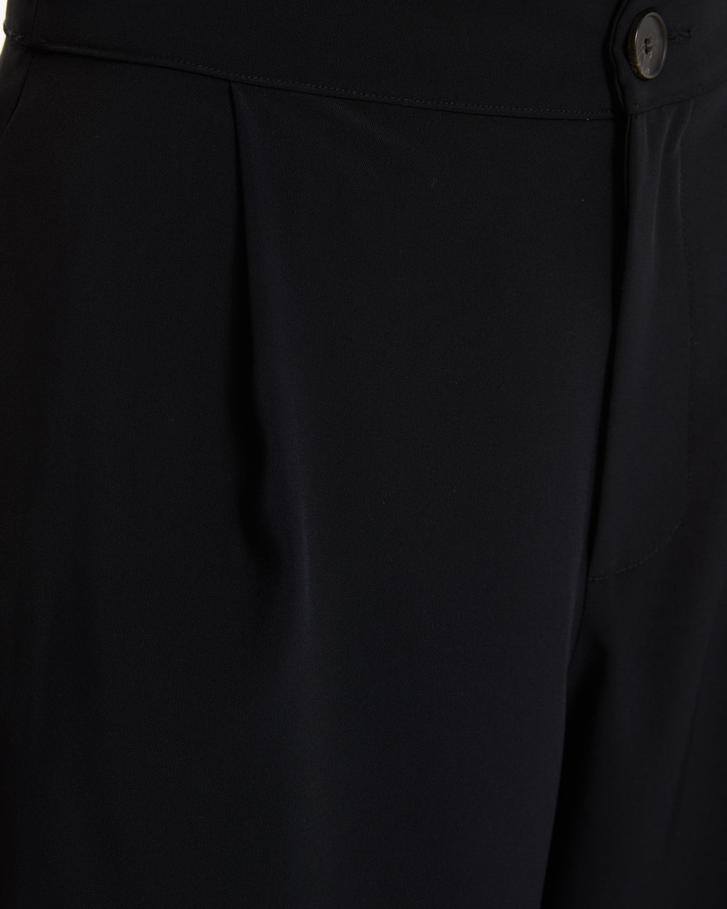 Short largo tipo sastre con pliegues delanteros