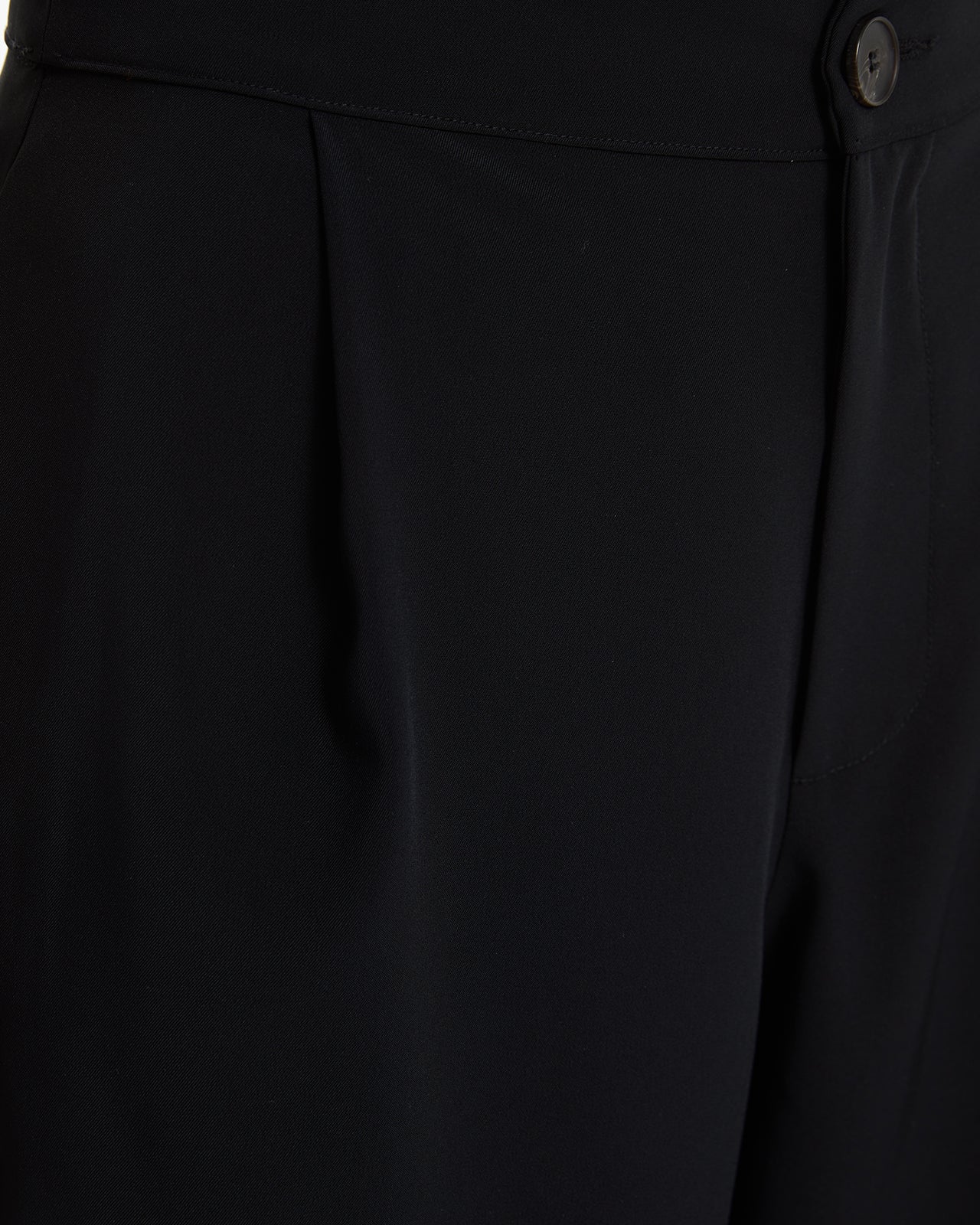 Short largo tipo sastre con pliegues delanteros