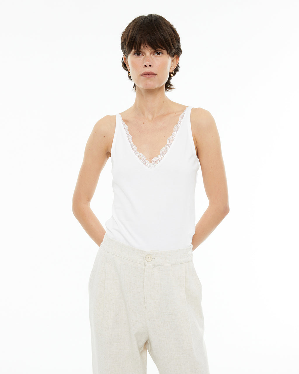 Top básico ajustado de tirantes con escote puntilla