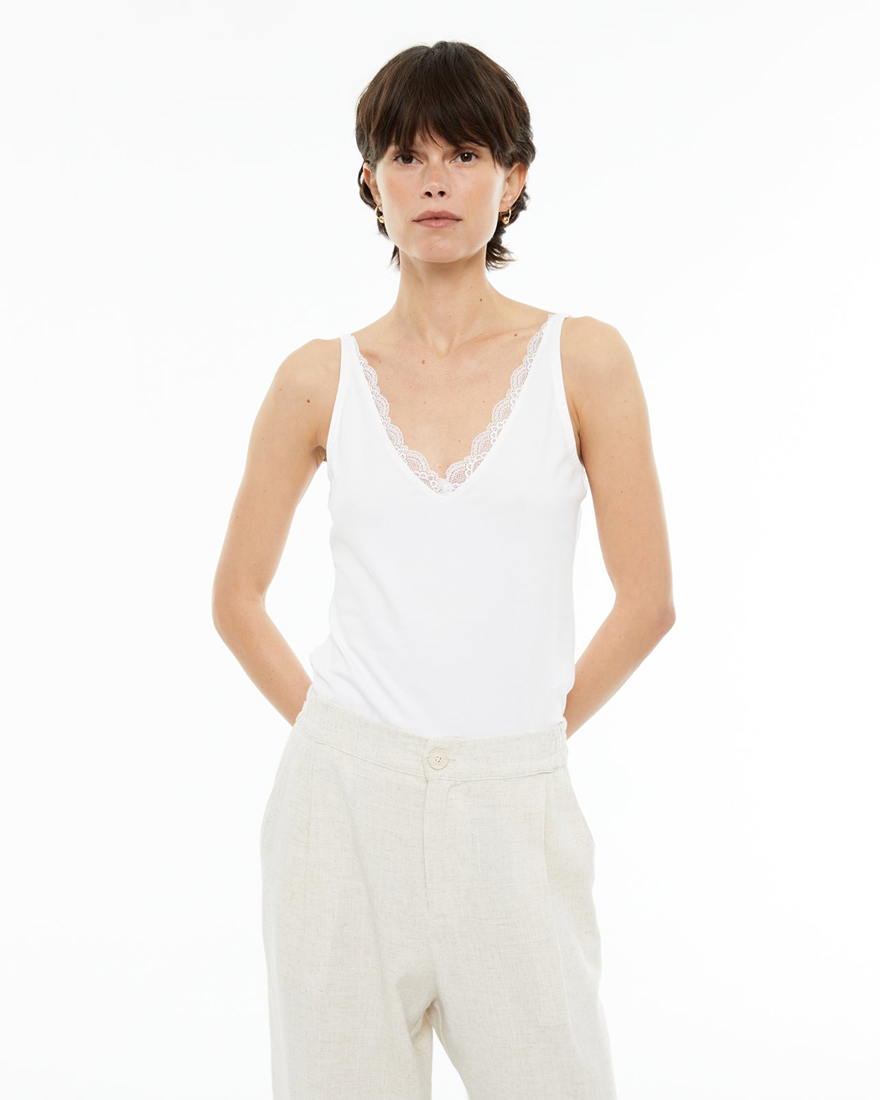 Haut basique ajusté à bretelles avec décolleté en dentelle