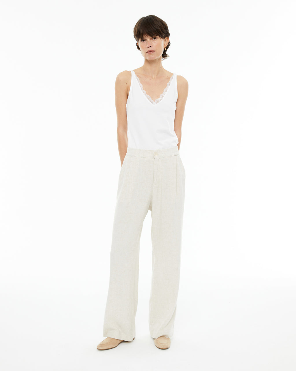 Top básico ajustado de tirantes con escote puntilla