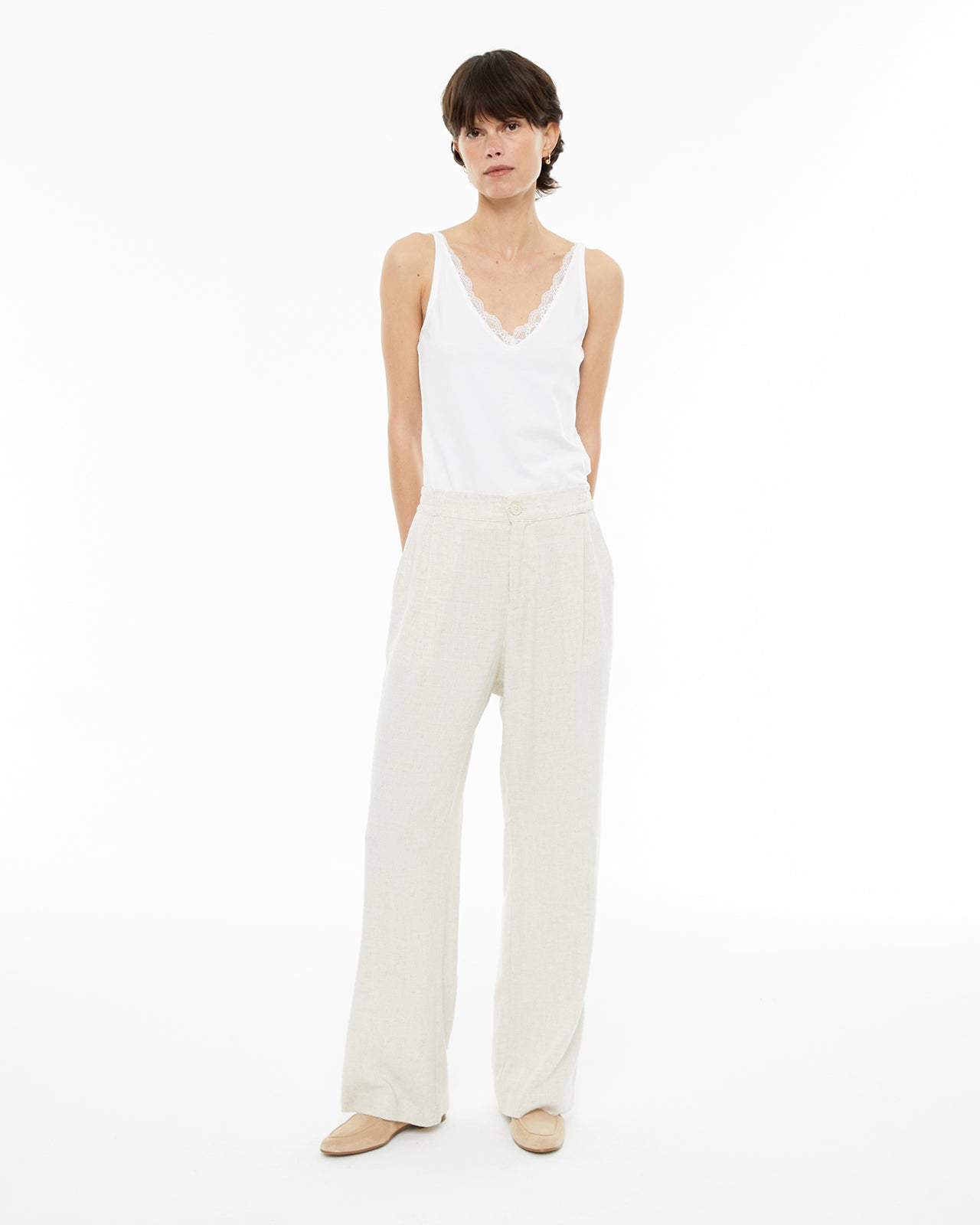 Haut basique ajusté à bretelles avec décolleté en dentelle