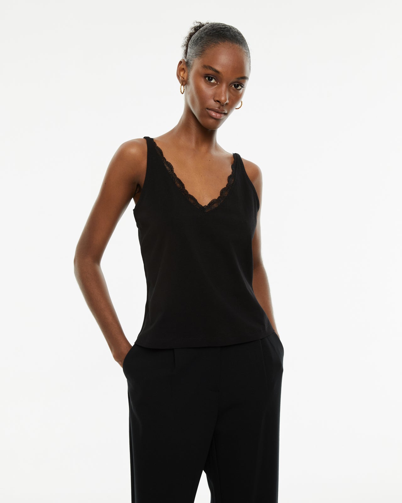 Haut basique ajusté à bretelles avec décolleté en dentelle