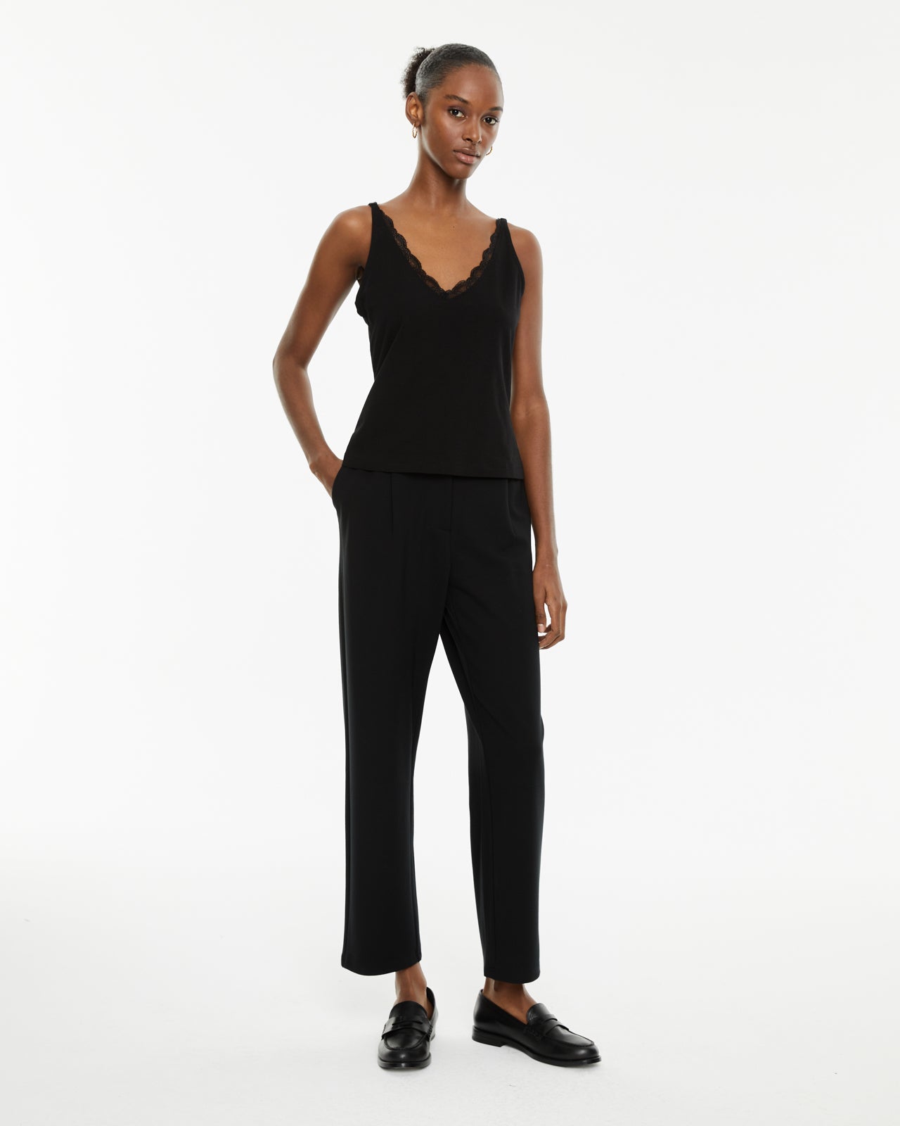 Haut basique ajusté à bretelles avec décolleté en dentelle