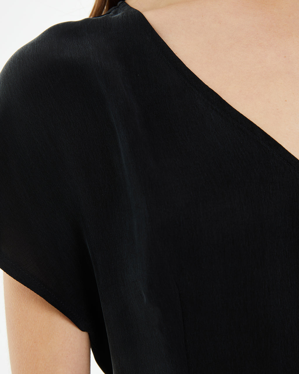 Vestido corto de cupro con tirante ancho