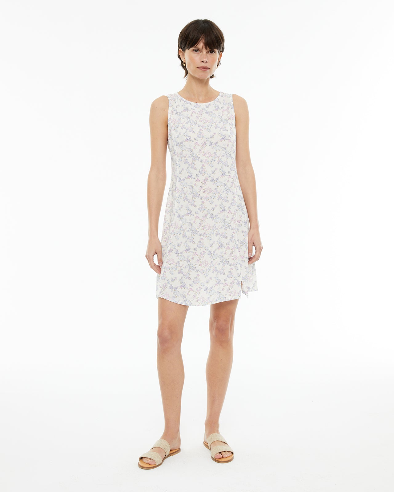 Short dress with floral print and side seams on the body