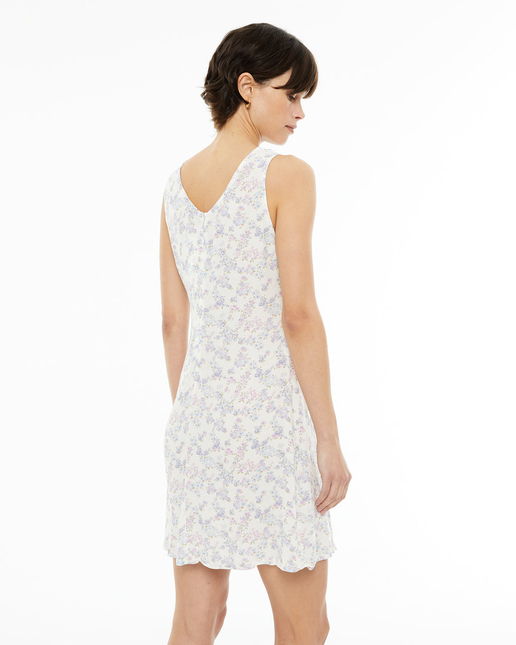 Short dress with floral print and side seams on the body