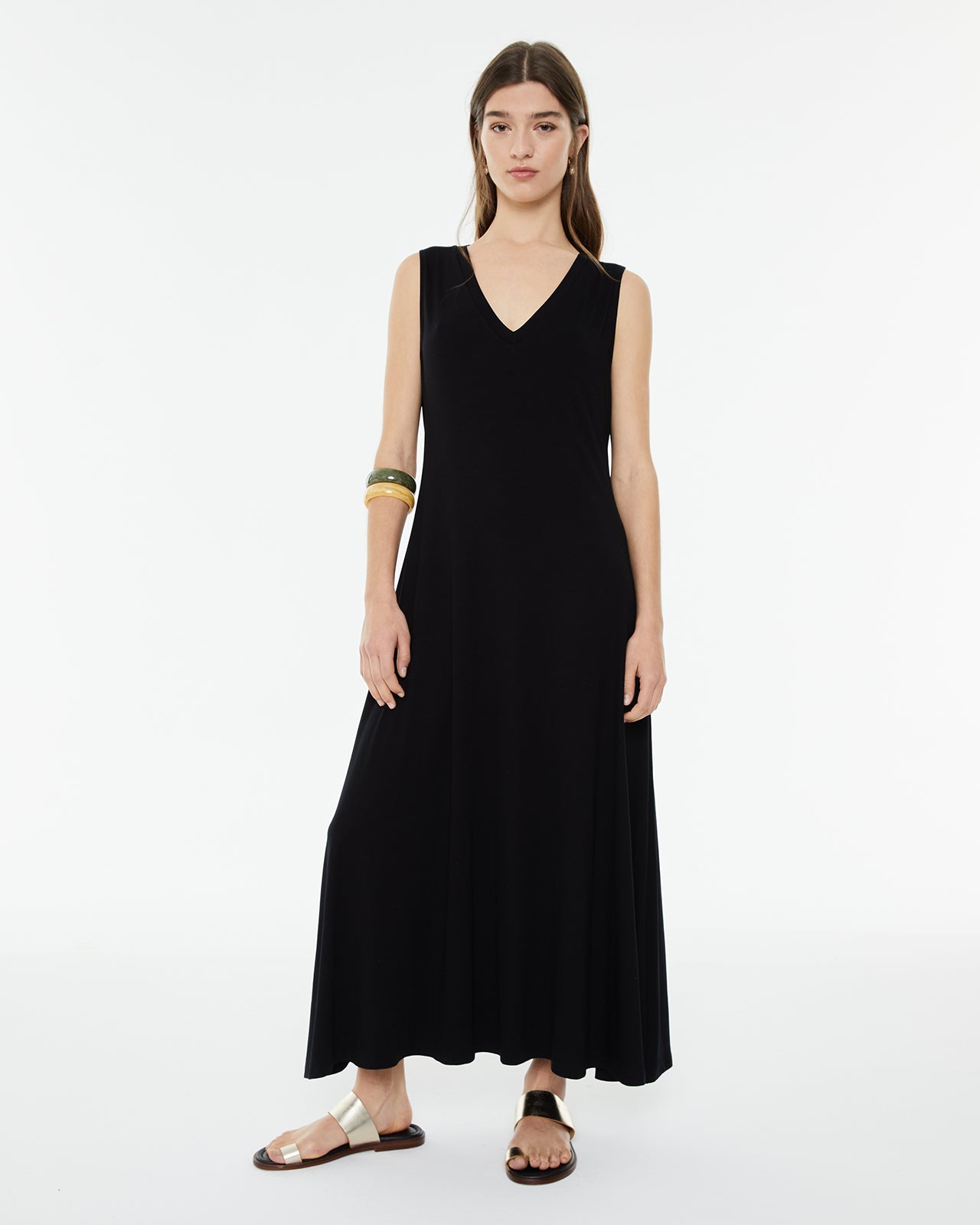 Long sleeveless dress with seams