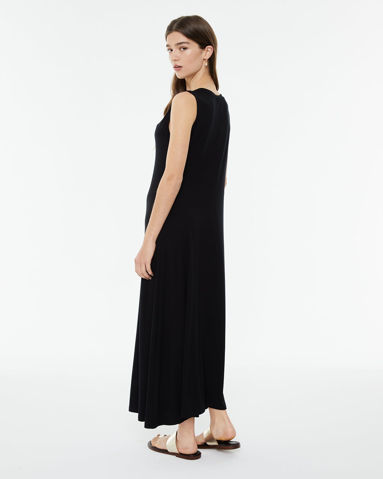 Long sleeveless dress with seams