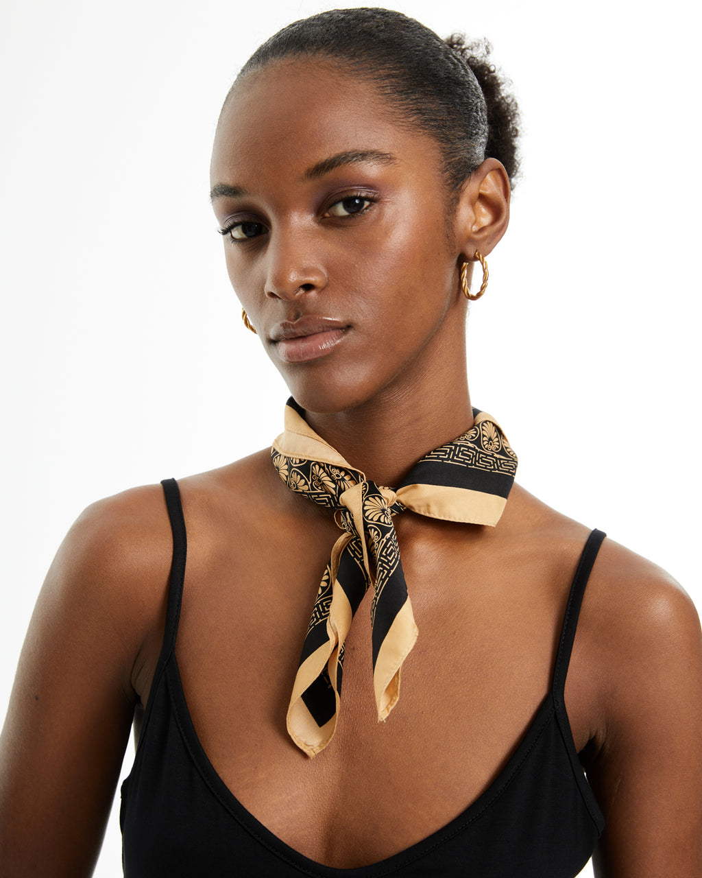 Vestido corto ajustado con tirantes