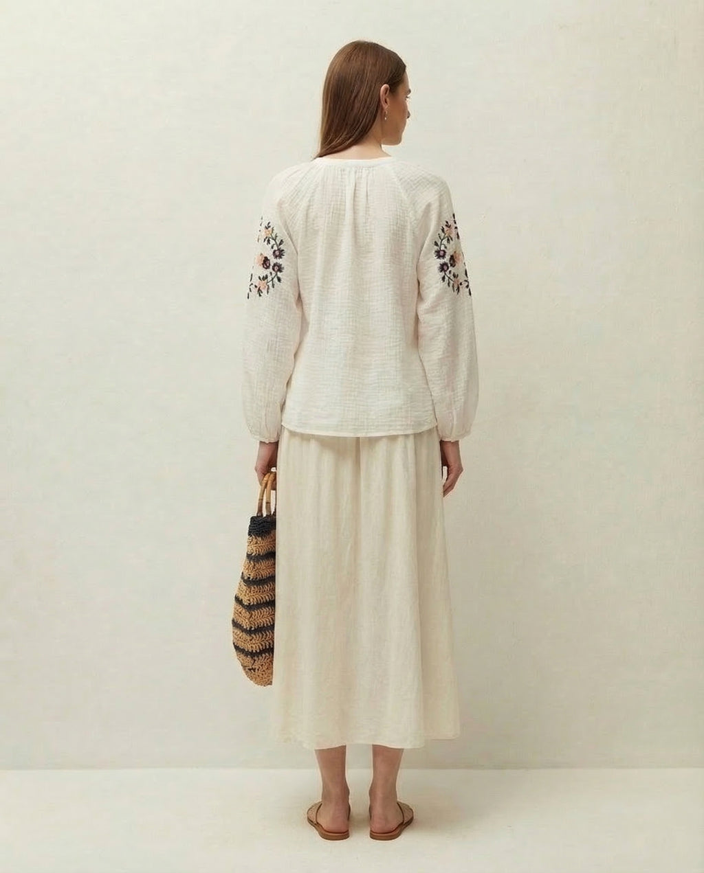 Camisa bordada escote mao