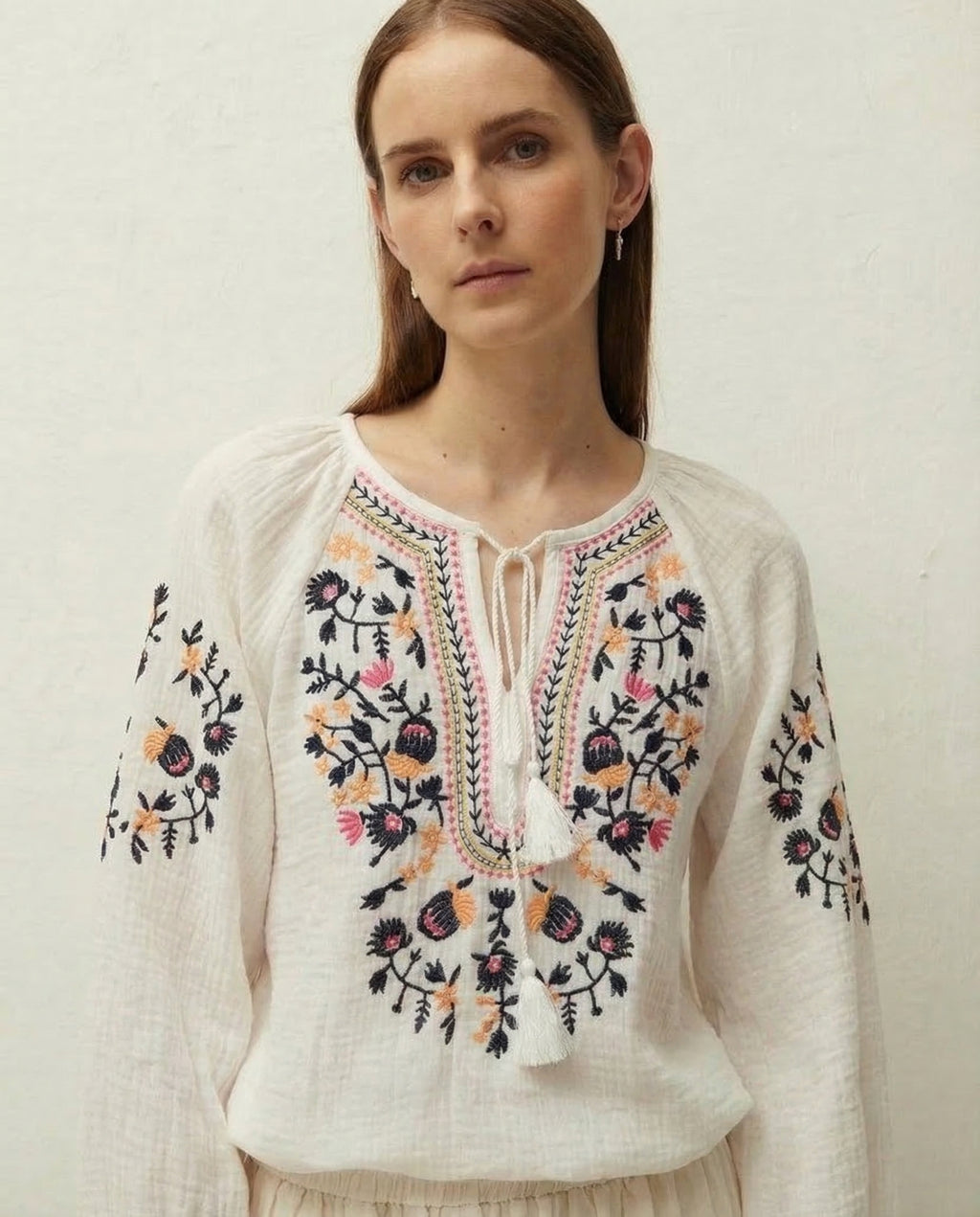 Camisa bordada escote mao