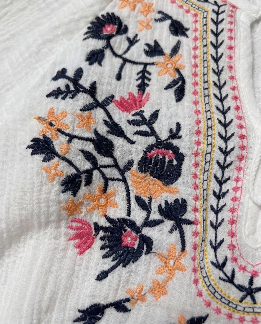 Camisa bordada escote mao