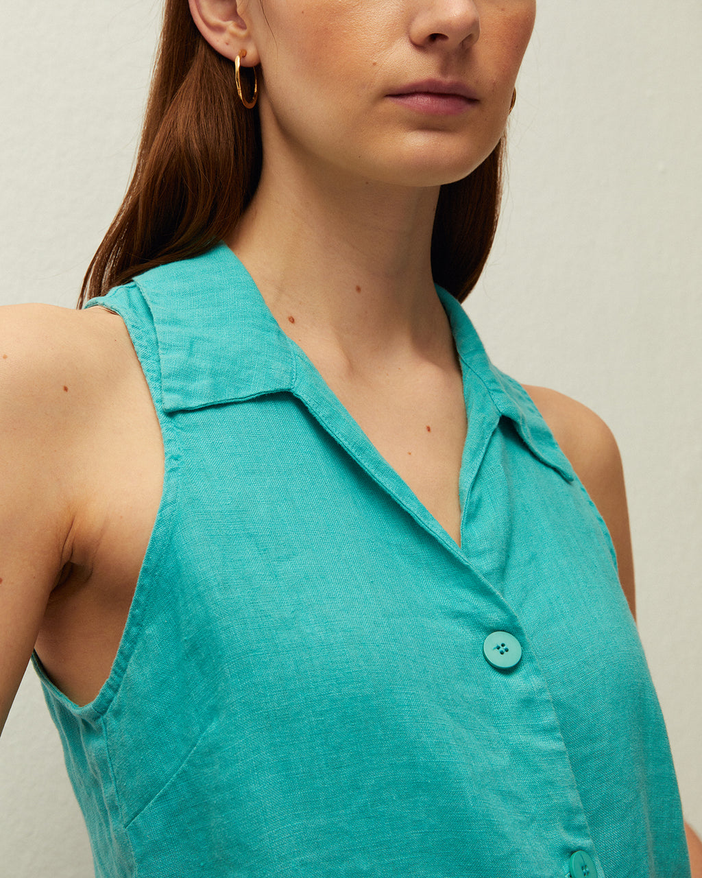 Chaleco lino cuello camisero