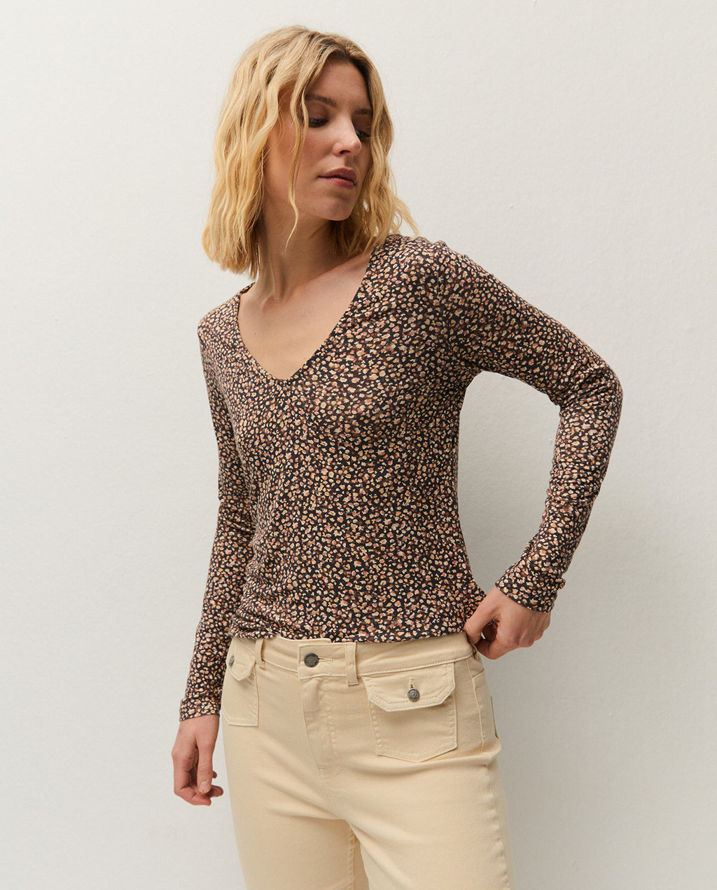 Camiseta estampado pequeño escote pico