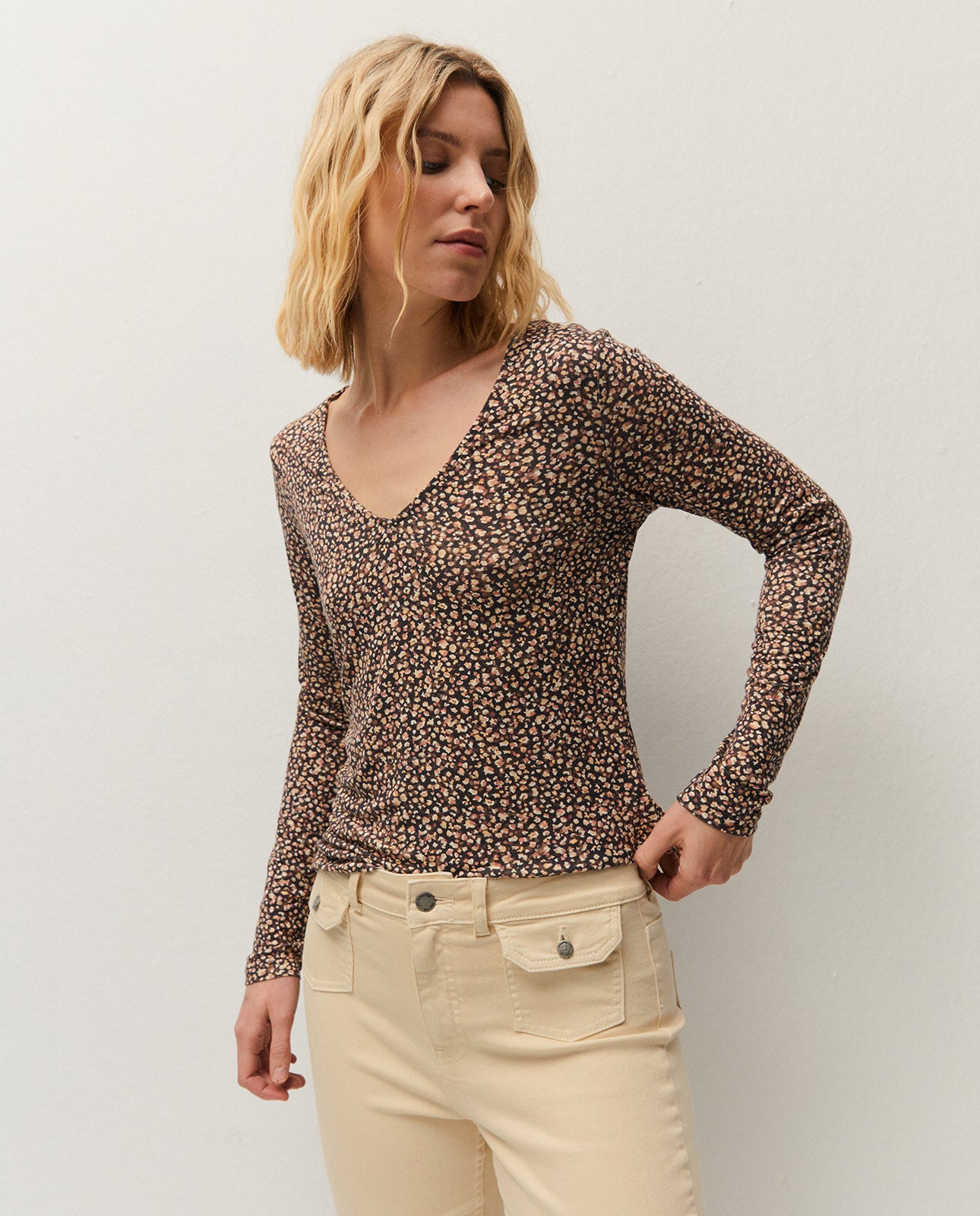 Camiseta estampado pequeño escote pico