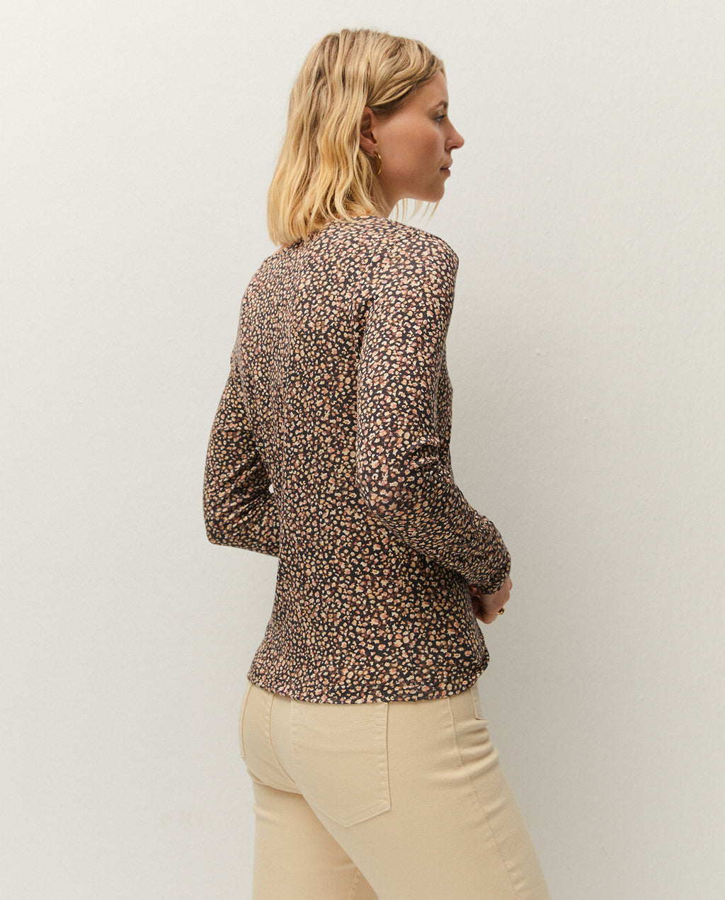 Camiseta estampado pequeño escote pico