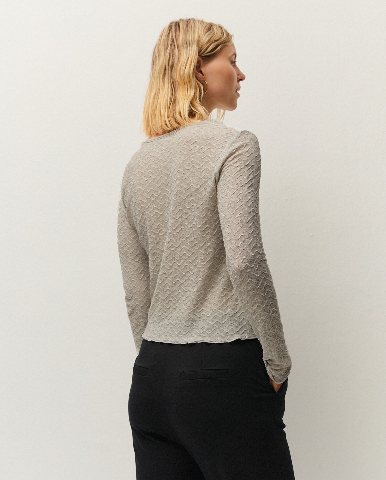 Camiseta abertura con textura