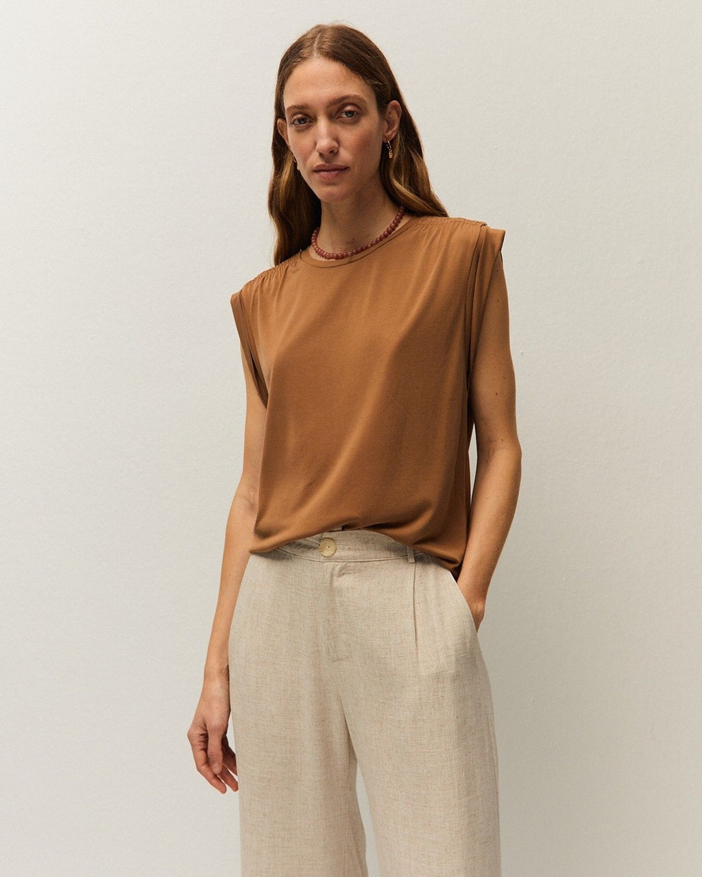 Camiseta modal con detalle en el hombro