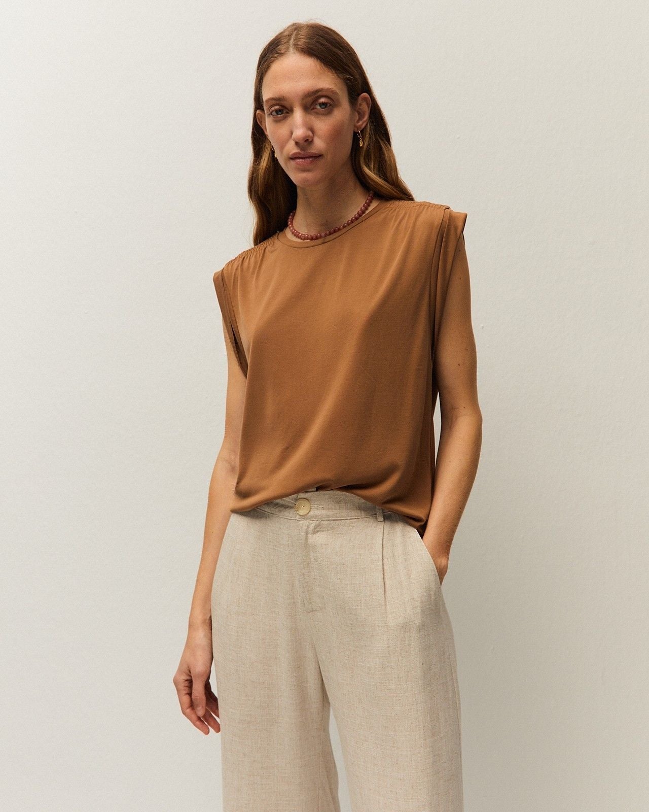 Camiseta modal con detalle en el hombro