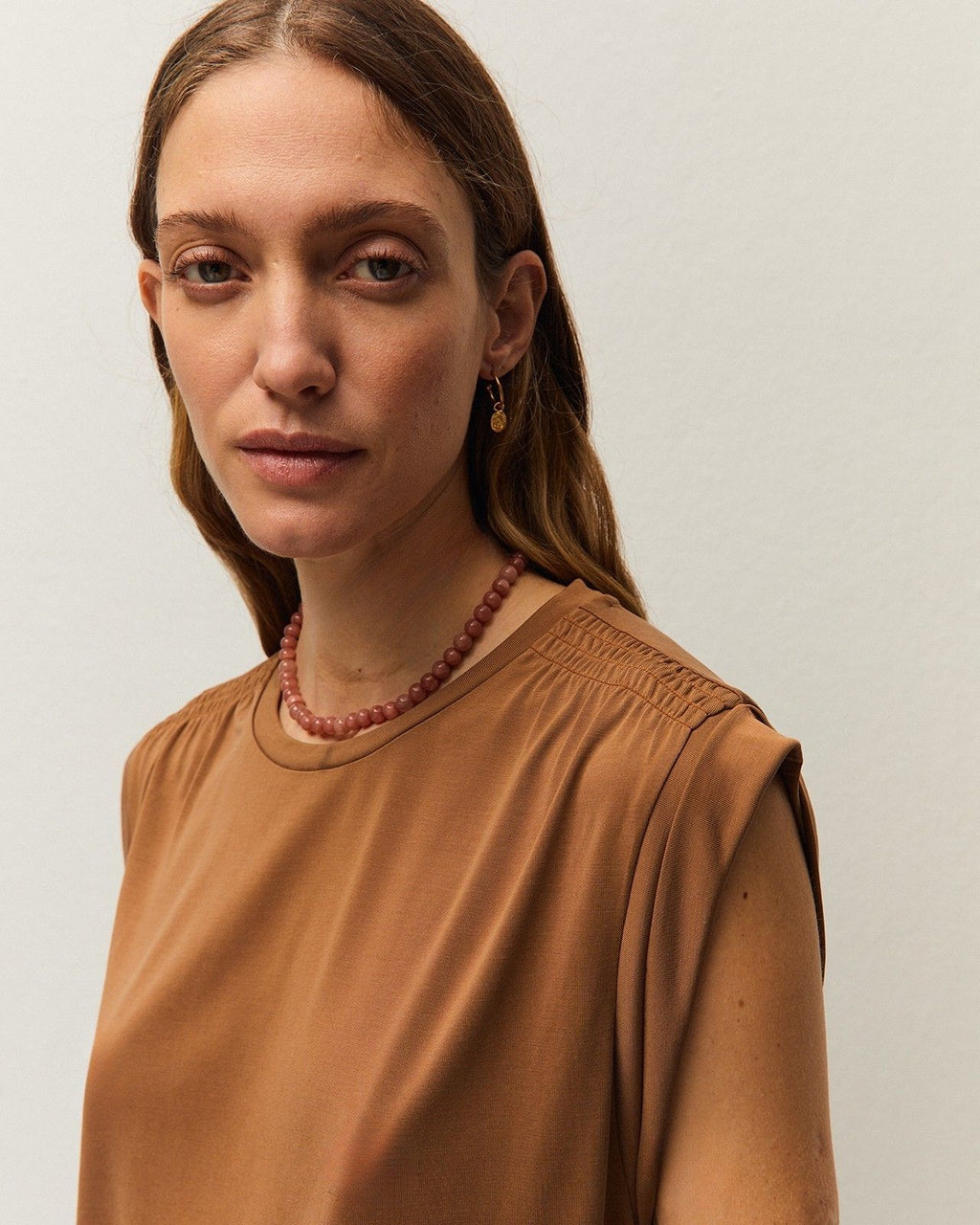 Camiseta modal con detalle en el hombro