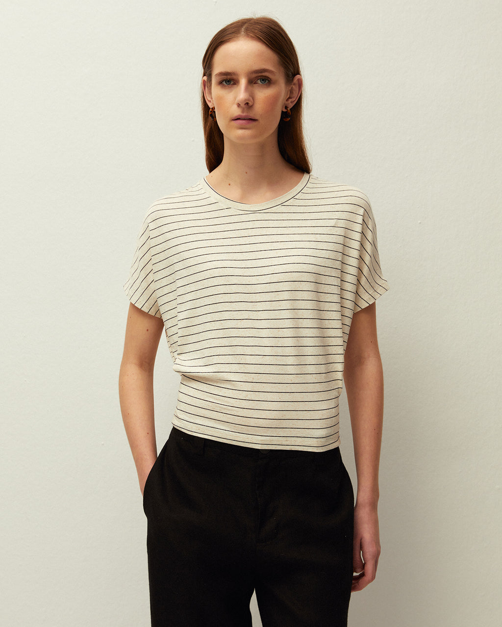 Camiseta rayas entallada en bajo prenda