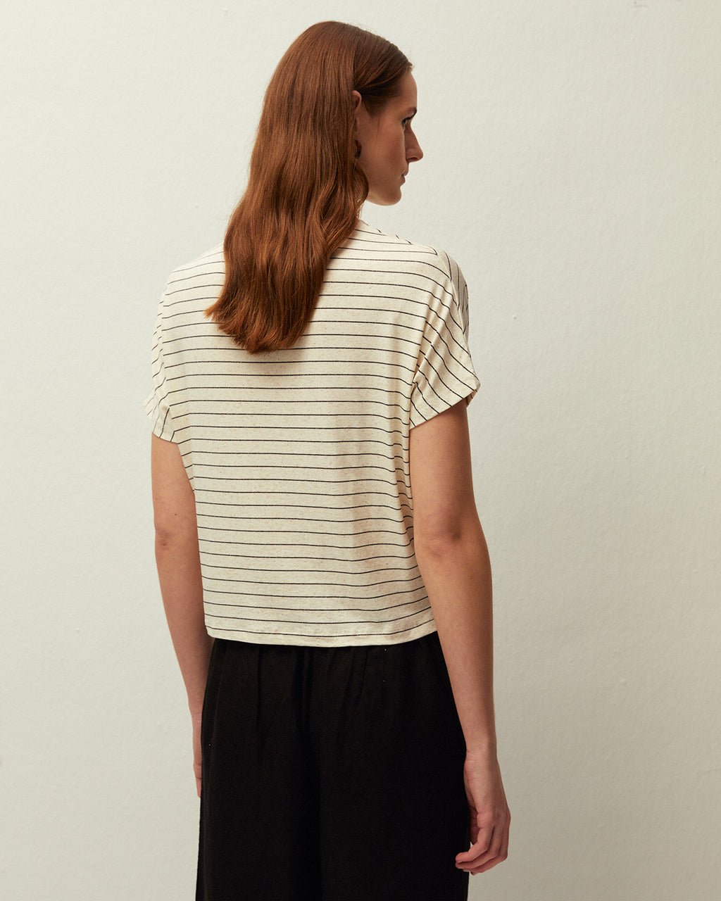 Camiseta rayas entallada en bajo prenda