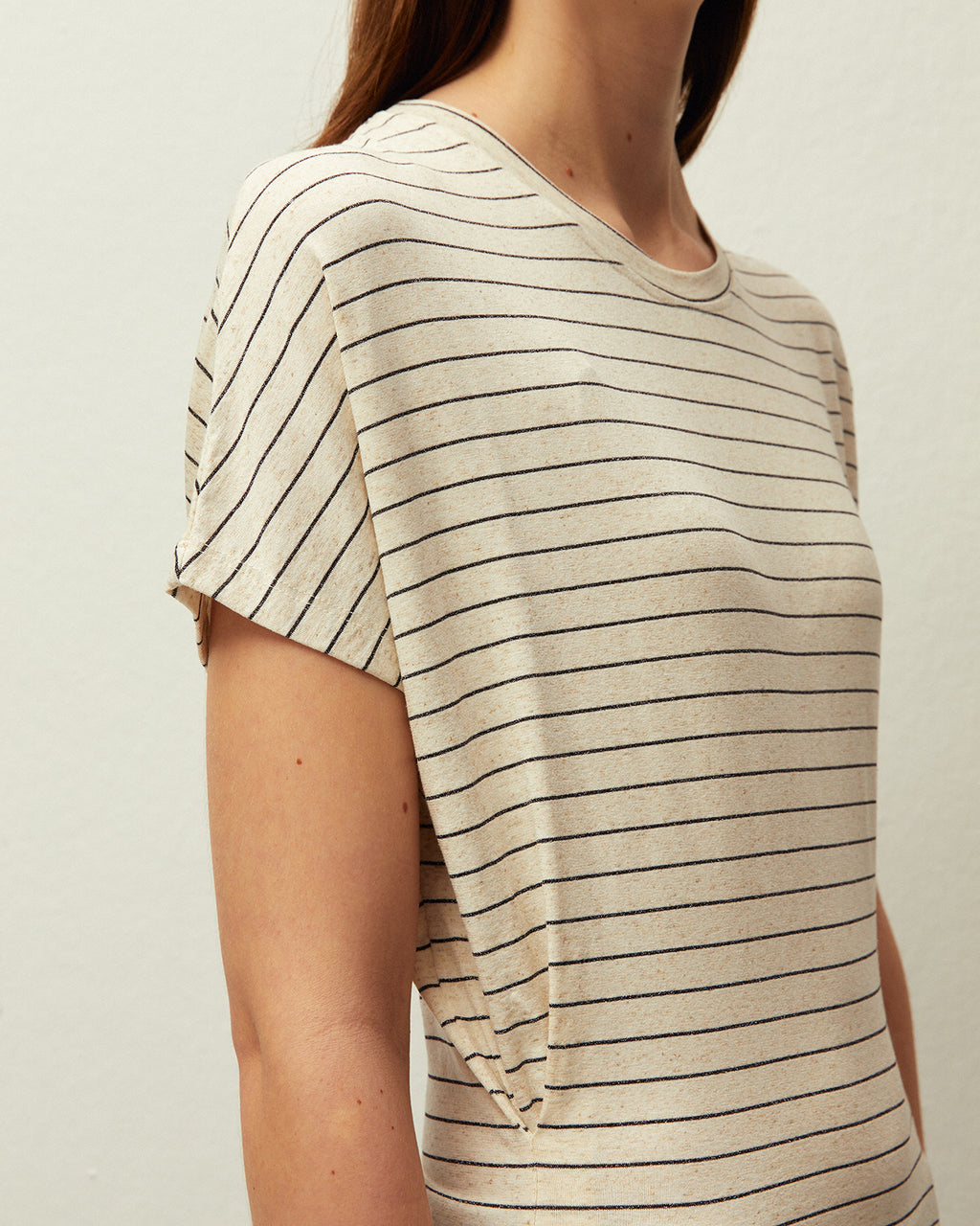 Camiseta rayas entallada en bajo prenda