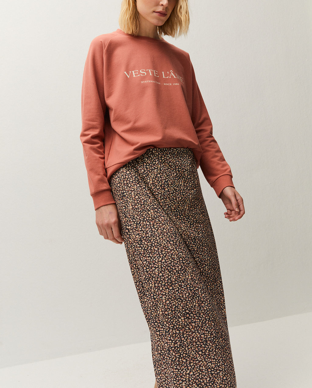 Falda estampada con goma