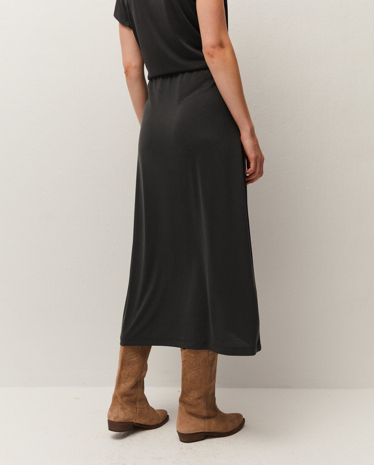 Falda midi  con corte