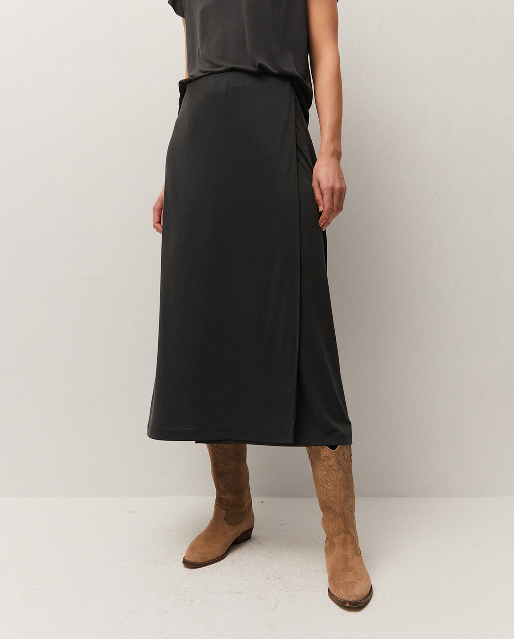 Falda midi  con corte