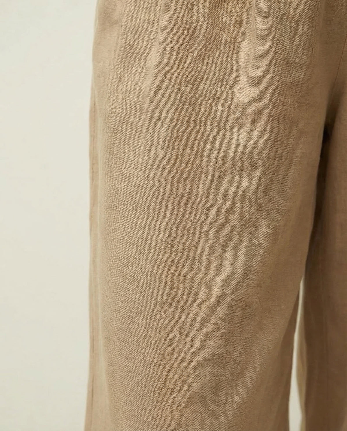 Pantalón bombacho con goma en el bajo.