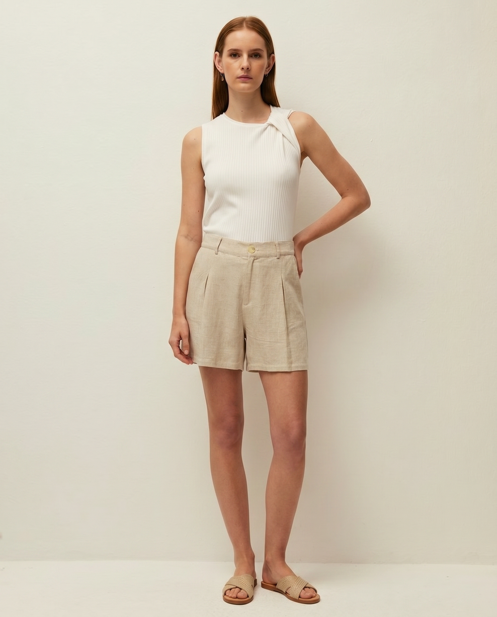 Short de lino con pinzas delanteras