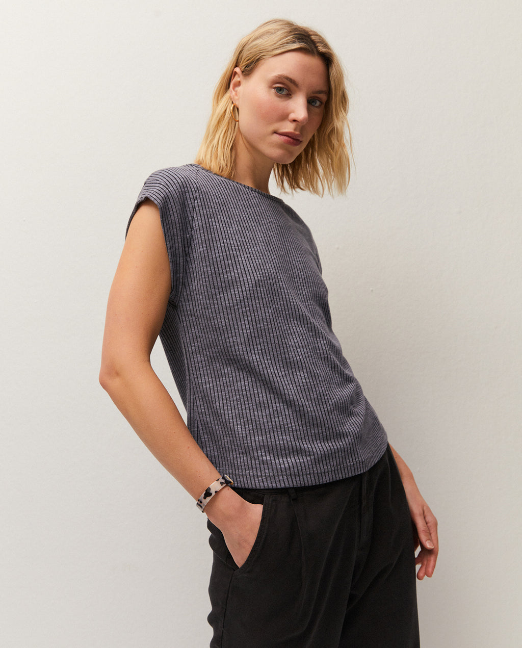 Top canalé cuello redondo