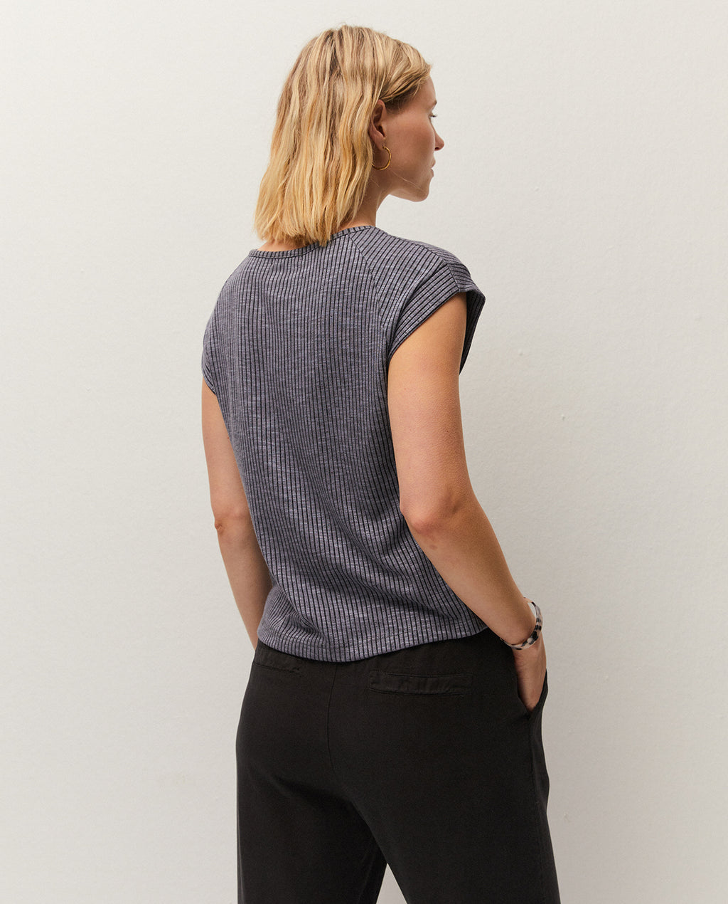 Top canalé cuello redondo