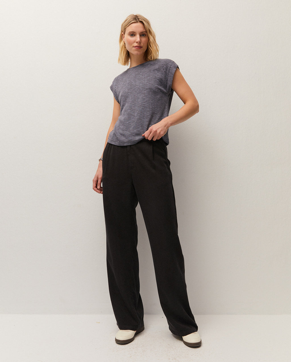 Top canalé cuello redondo