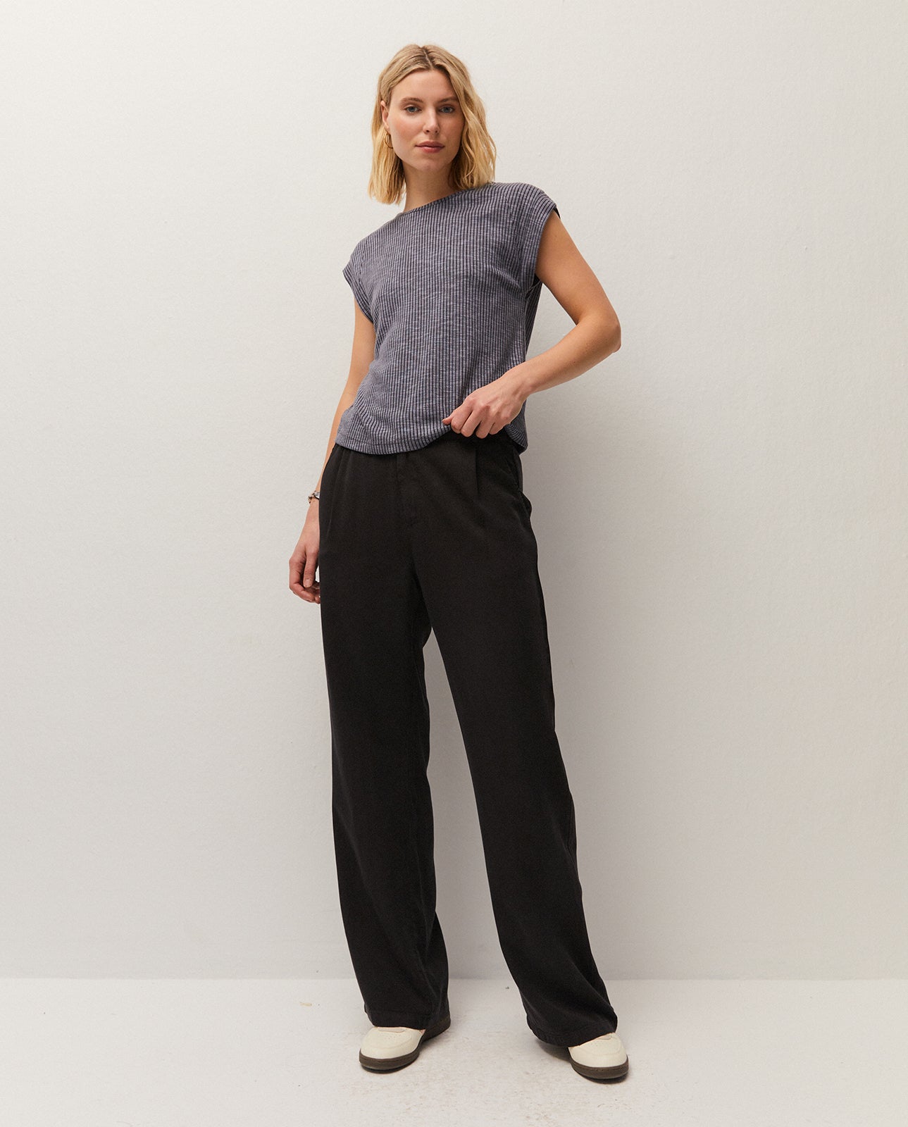 Top canalé cuello redondo