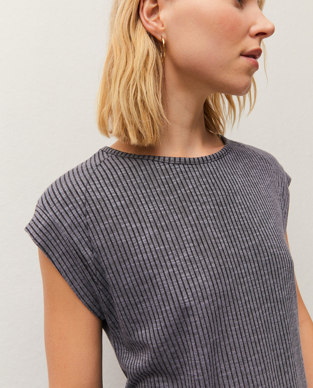 Top canalé cuello redondo