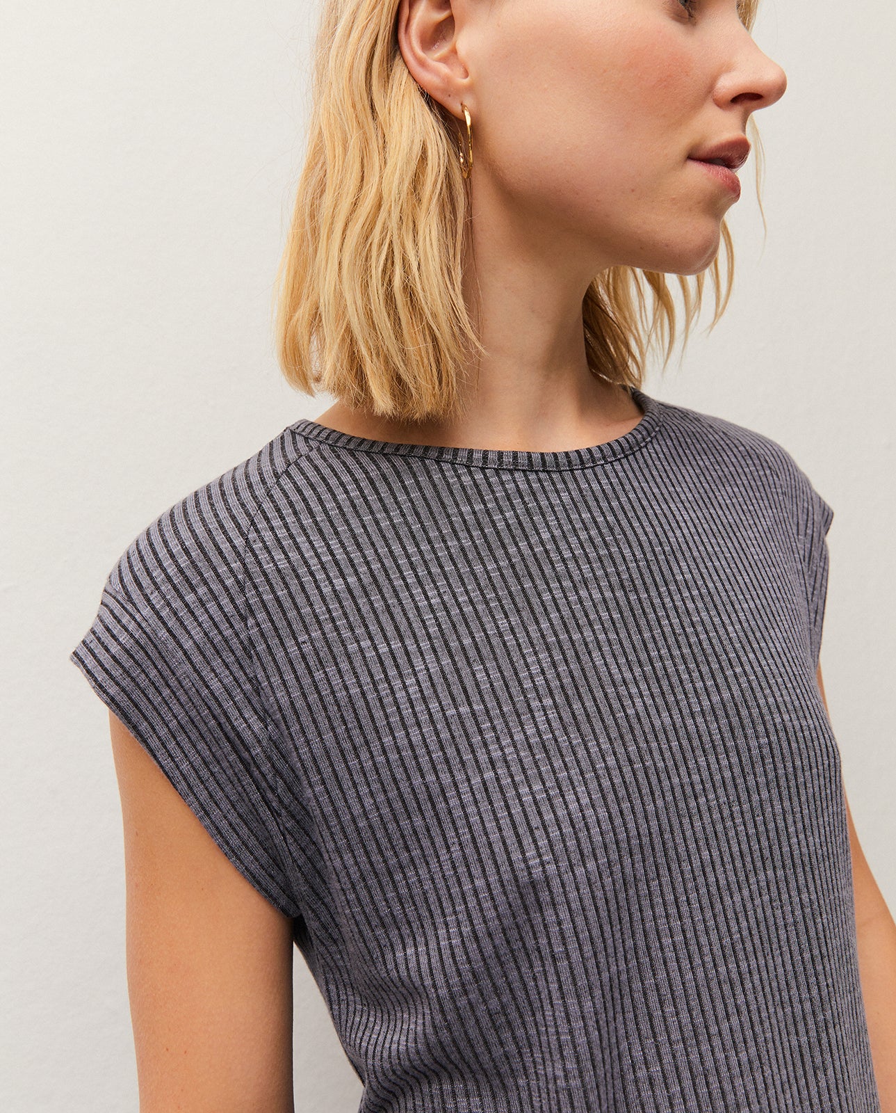 Top canalé cuello redondo