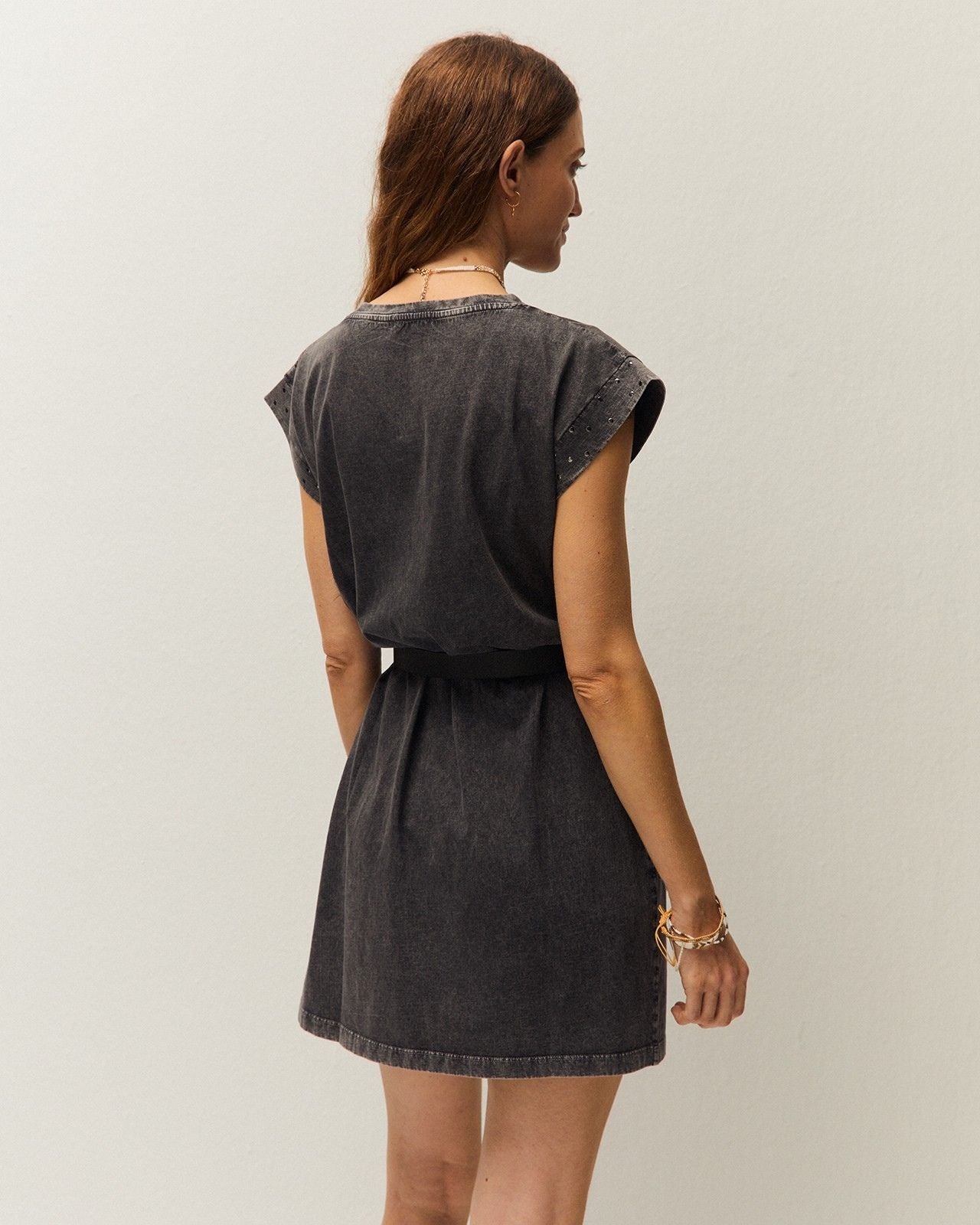 Vestido con tachas en la mangas