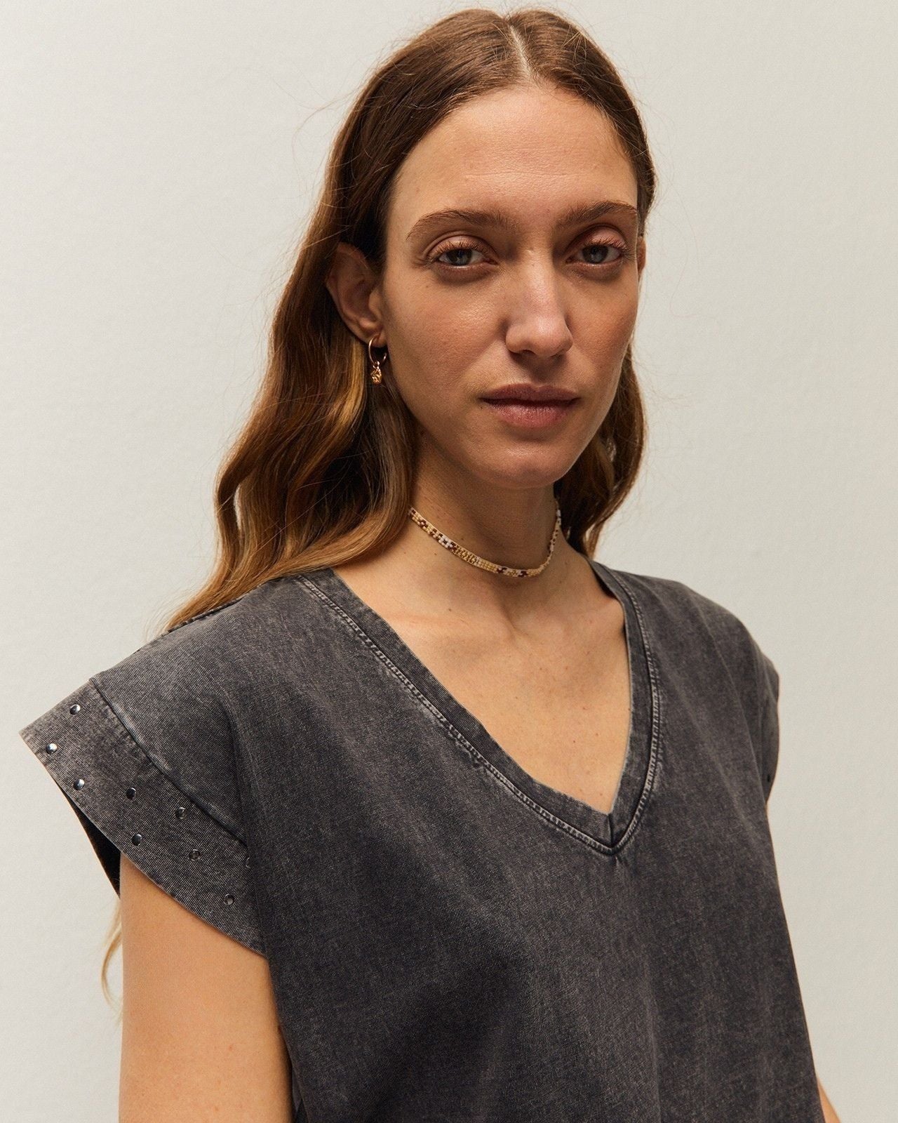 Vestido con tachas en la mangas