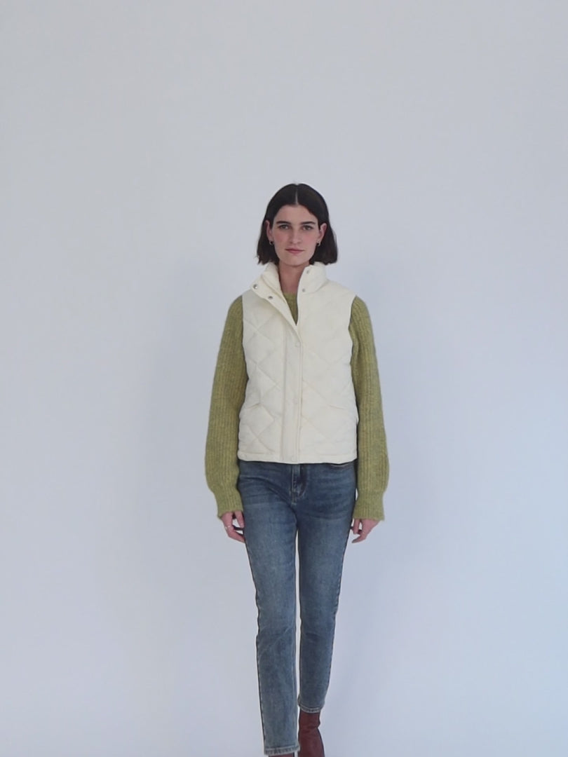 Short padded vest with pockets