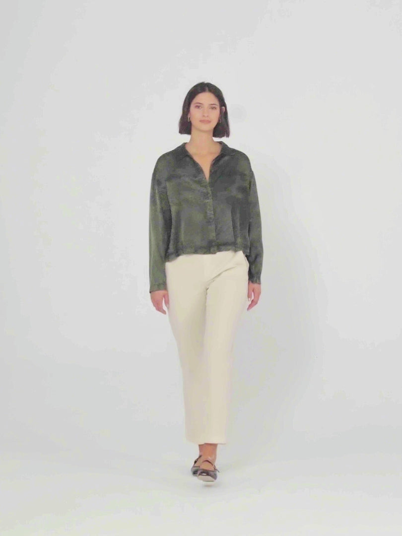 Camisa con bolsillos delanteros