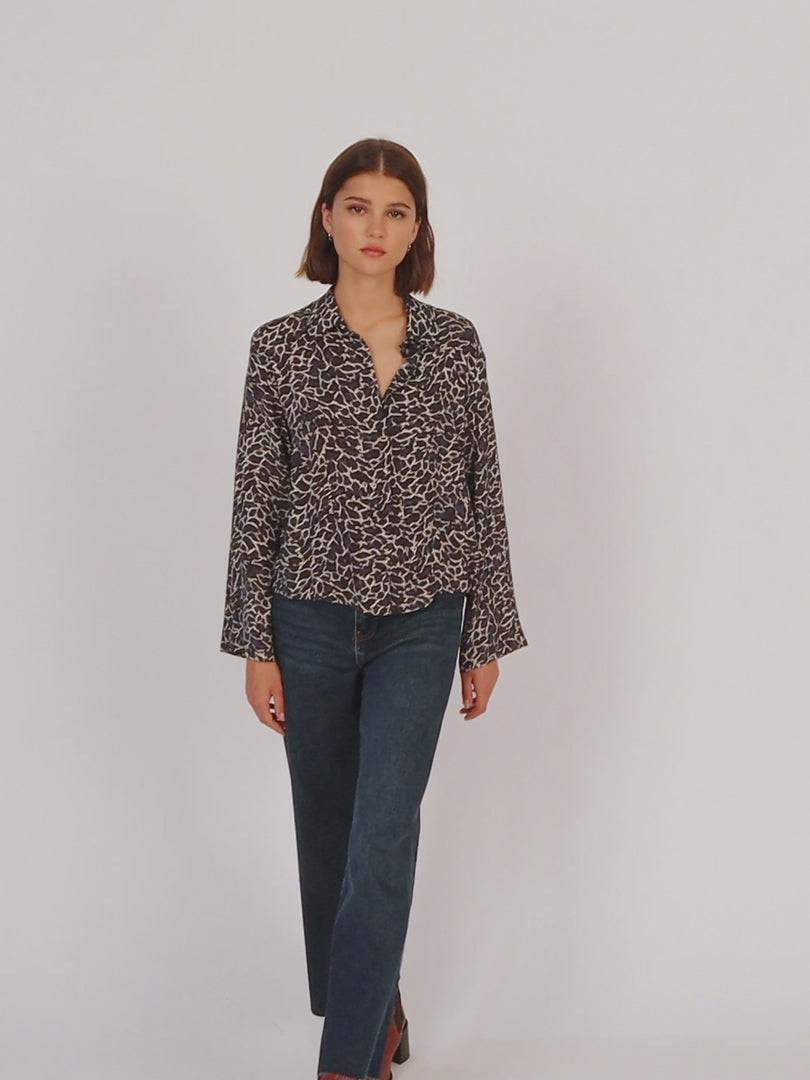 Printed shirt with a shirt collar and long sleeves