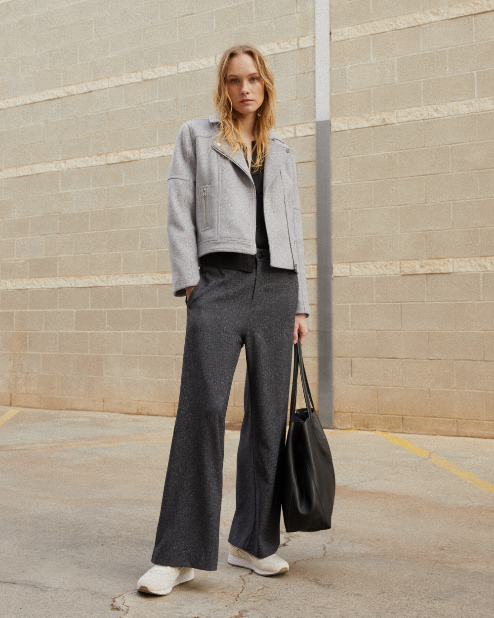 Wide-legged suit trousers